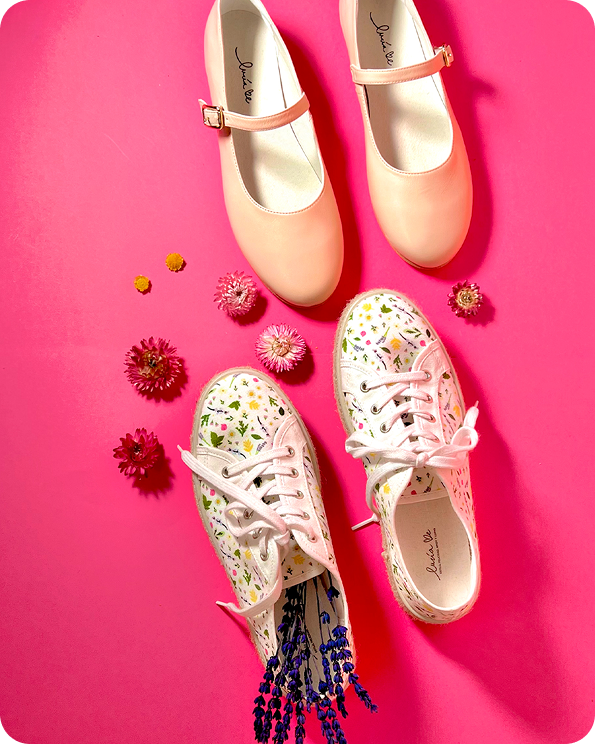 Zapatos y zapatillas sobre fondo rosa